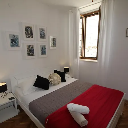 Palace De Lupis-guest House