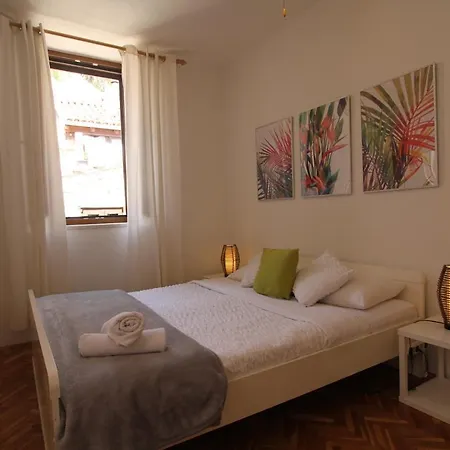 Palace De Lupis-guest House Pensionat