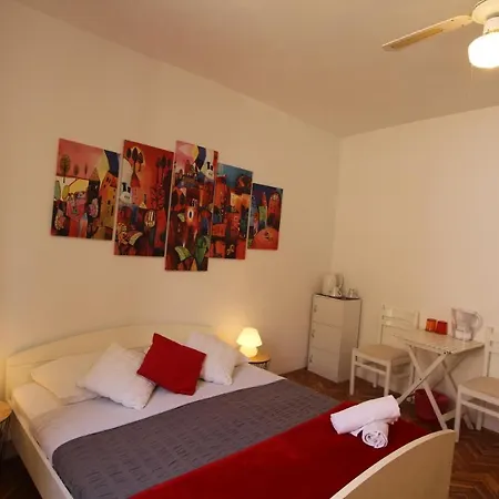 Pensionat Palace De Lupis-guest House